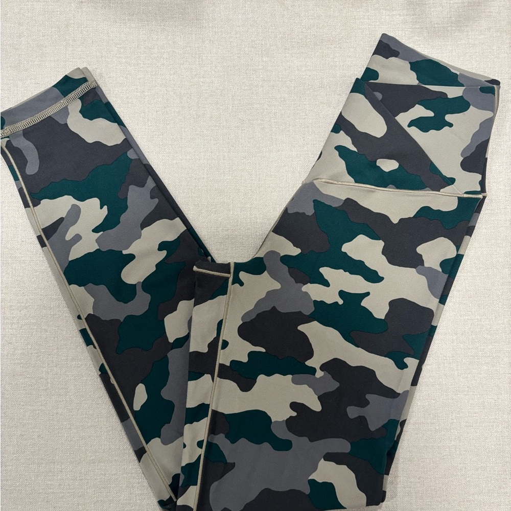 Aerie Offline Green Camo Leggings Size Medium 7/8 length